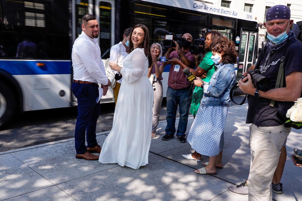 Những lễ cưới trực tiếp đầu tiên ở thành phố New York - khu vực từng là tâm dịch của nước Mỹ (24/07/2021)
