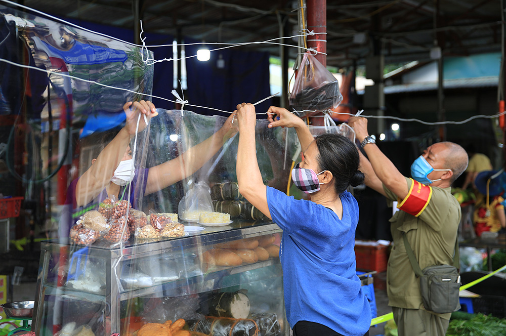 Hà Nội: Tiểu thương chợ dân sinh chủ động lắp tấm chắn giọt bắn đảm bảo công tác phòng chống dịch bệnh Covid-19 (30/07/2021)