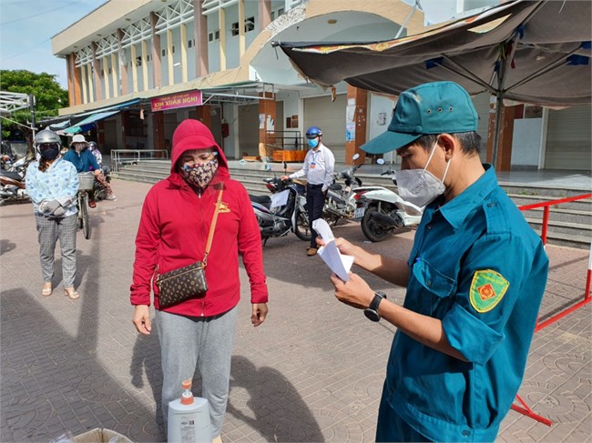 Người dân Tuy Hòa đi chợ bằng phiếu (16/07/2021)