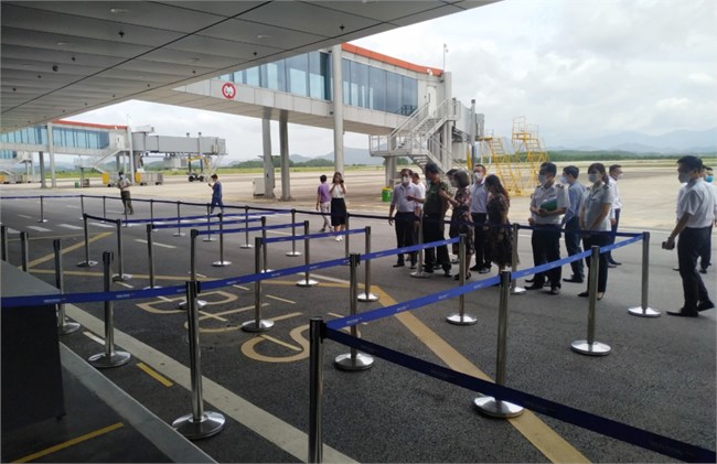 Bộ Y tế kiểm tra quy trình đón người nhập cảnh qua sân bay Vân Đồn, Quảng Ninh (01/07/2021)