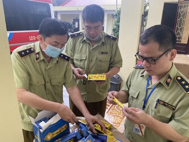 QLTT Lạng Sơn thu giữ và tiêu hủy hơn 3000 tuýp kem bôi trị bệnh ngoài da không xuất xứ nguồn gốc