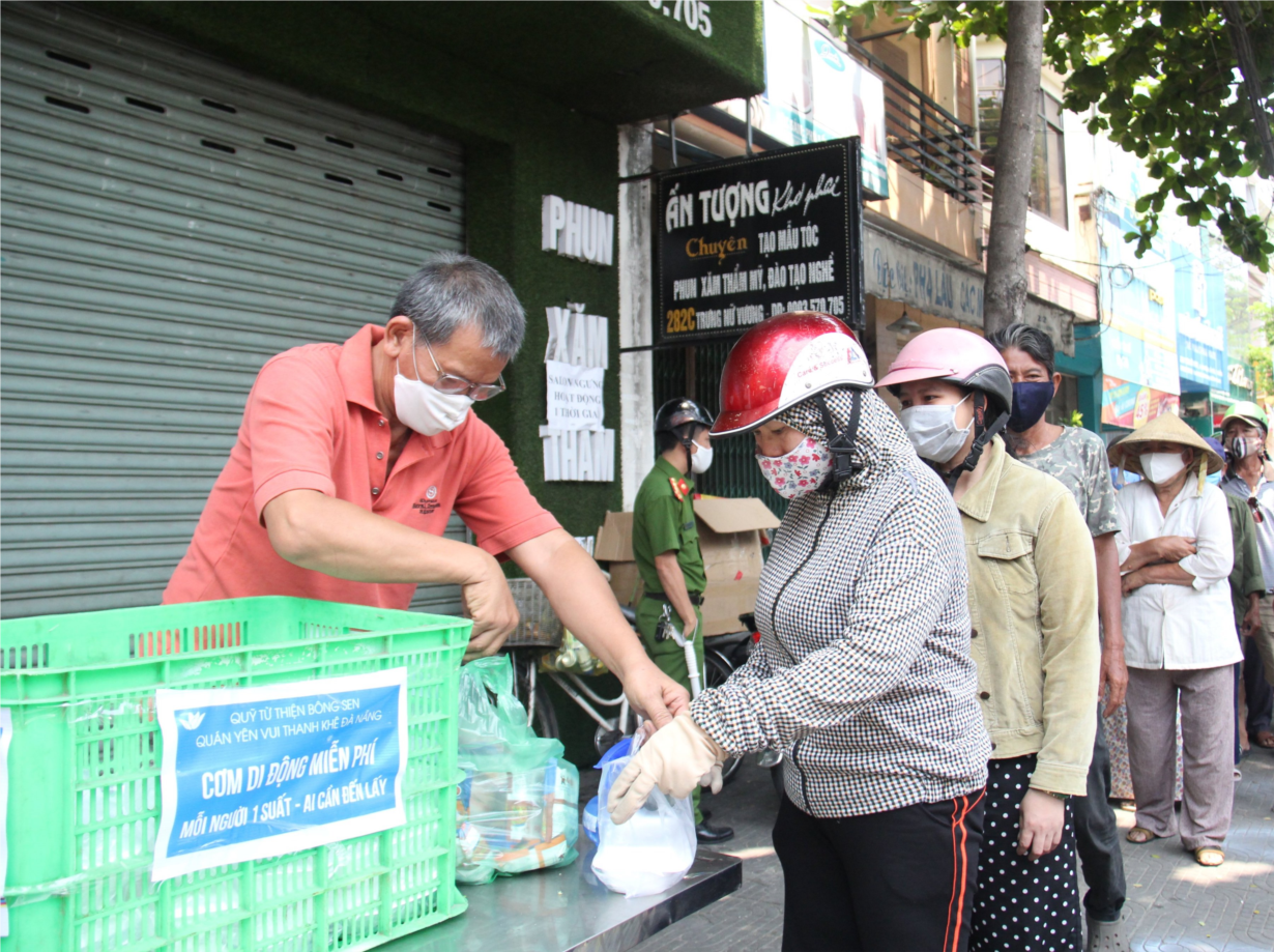 Ấm lòng những phần quà đến tay người nghèo khó (06/08/2021)