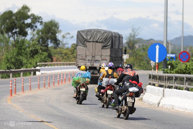 Bác tài đưa người lao động từ TP HCM về quê nhà tránh dịch (2/8/2021)