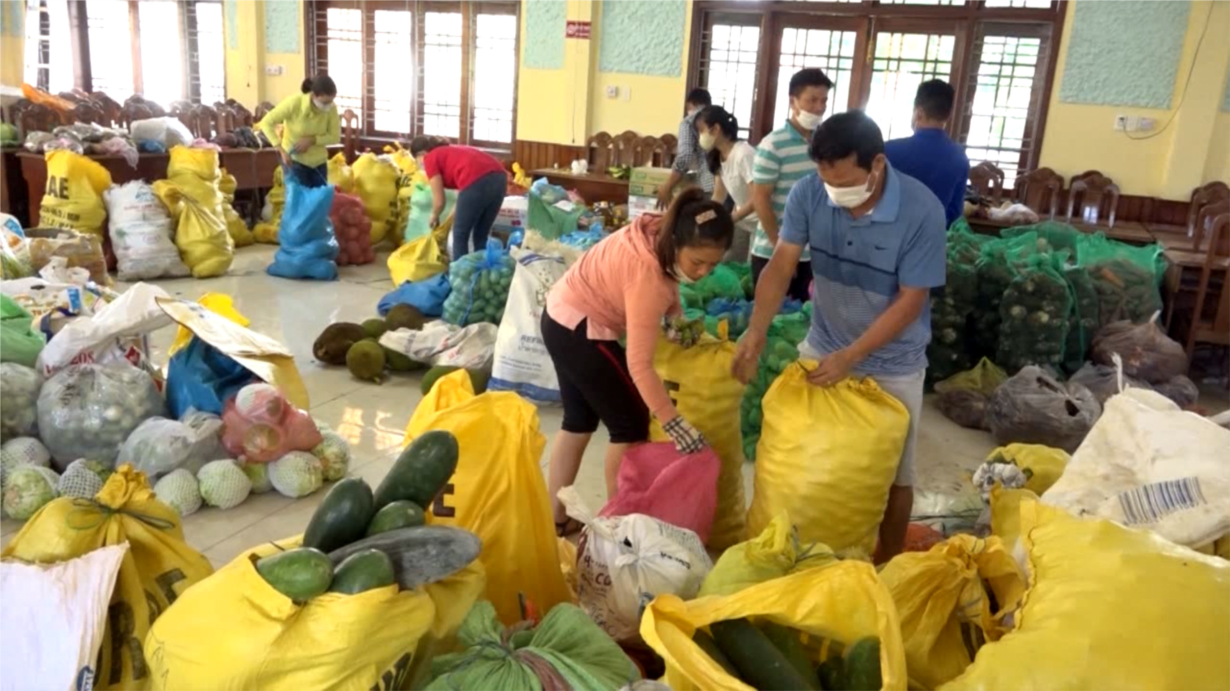 Người dân vùng sạt lở núi Quảng Nam góp nông sản gửi vào vùng tâm dịch phía Nam. (05/08/2021)