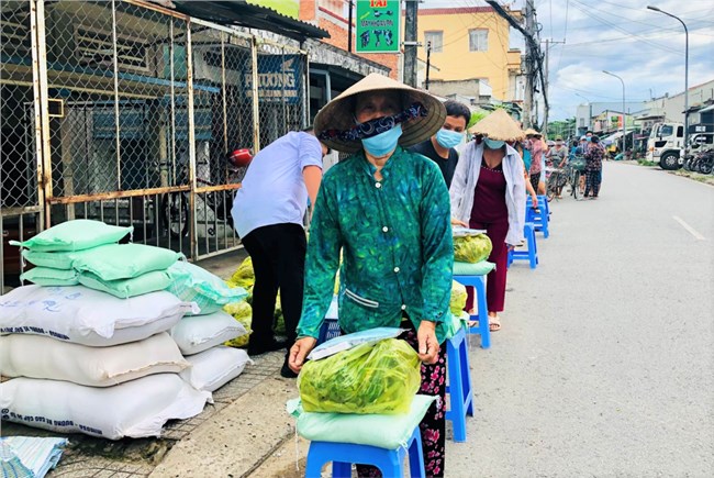 Cần Thơ: Trao nhiều phần quà hỗ trợ bà con thương hồ, người bán vé số, lao động nghèo (02/09/2021)