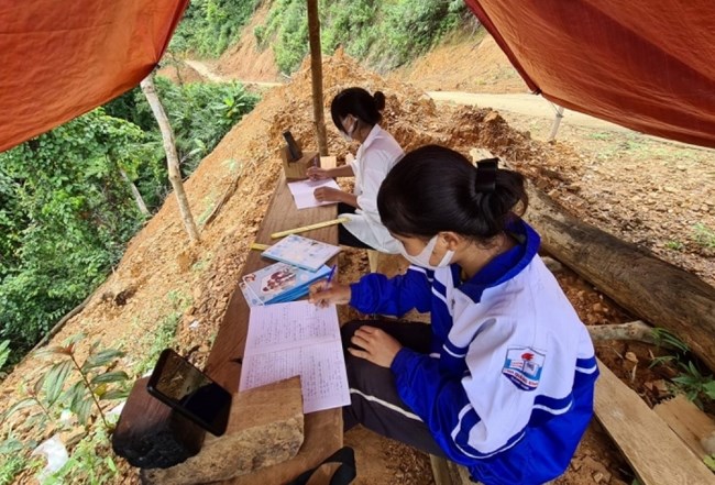 
 Dựng lều đón sóng học trực tuyến ở Quảng Bình (26/09/2021)
