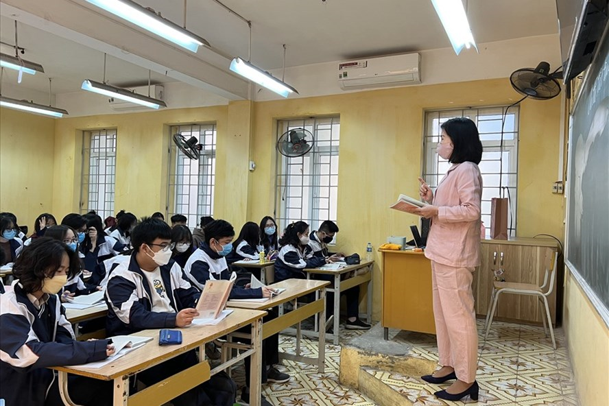 Trường học “đóng - mở” liên tục, phương án nào để học sinh đi học an toàn? (21/01/2022)