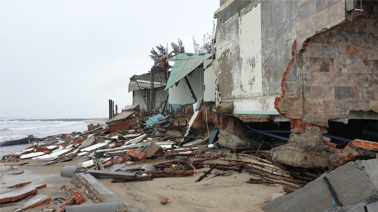 Nhiều ngôi nhà ven biển Hội An bị sóng đánh sập (22/10/2022)
