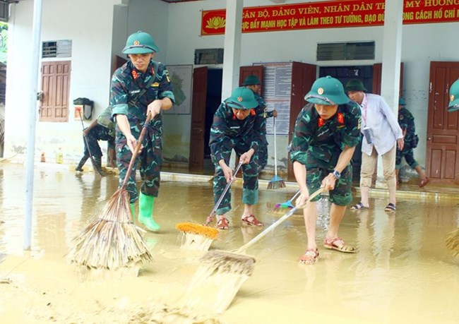 THỜI SỰ 18H CHIỀU 17/10/2022: Nước lũ bắt đầu rút, người dân và lực lượng vũ trang các tỉnh miền Trung khẩn trương dọn dẹp bùn đất, vệ sinh môi trường, chủ động ứng phó với bão số 6