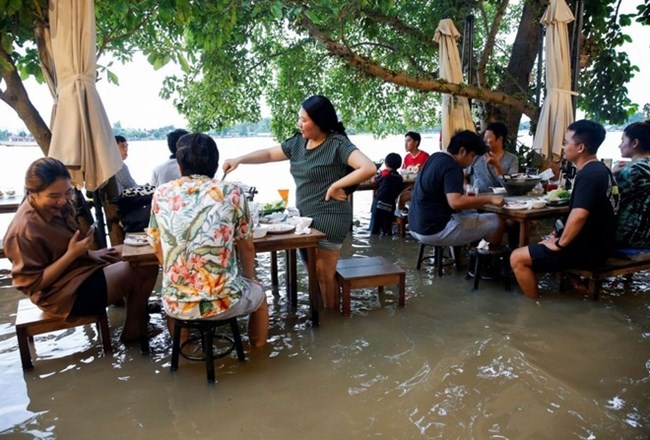 Bất chấp mưa ngập – quán ăn 30 năm tuổi tại Thái Lan vẫn tấp nập khách (16/10/2022)