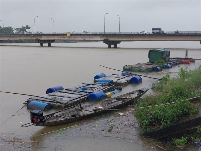 Nước lũ lên cao, người dân Quảng Bình làm bè phao bảo vệ tài sản (16/10/2022)