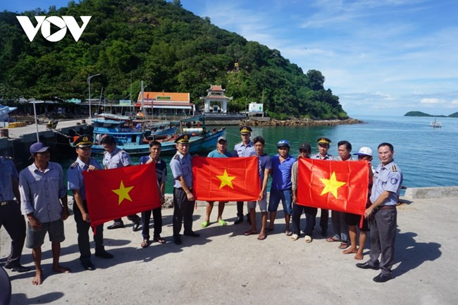 Một triệu lá cờ Tổ quốc cùng ngư dân vươn khơi bám biển (20/10/2022)