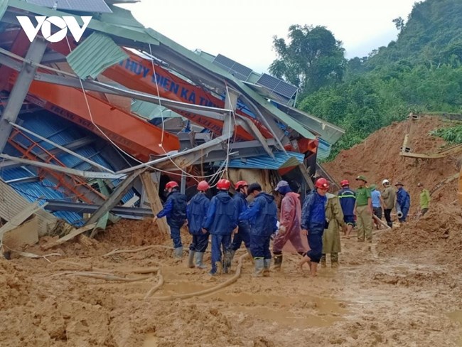 THỜI SỰ 21H30 ĐÊM 16/10/2022p: Nỗ lực tìm kiếm nạn nhân trong vụ sạt lở núi làm sập nhà máy điện Thủy điện Kà Tinh 1 ở Quảng Ngãi và vụ sạt lở cát ở mỏ titan của tỉnh Bình Thuận.