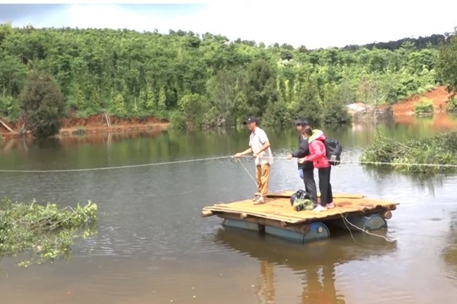 Thủy lợi ngập mất đường đi, hàng trăm hộ dân kết bè để vượt hồ Đăk N’ting (15/10/2022)