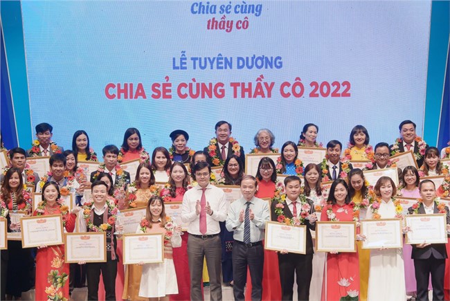 Chương trình Chia sẻ cùng thầy cô 2022, tuyên dương 68 thầy cô giáo tiêu biểu (17/11/2022)