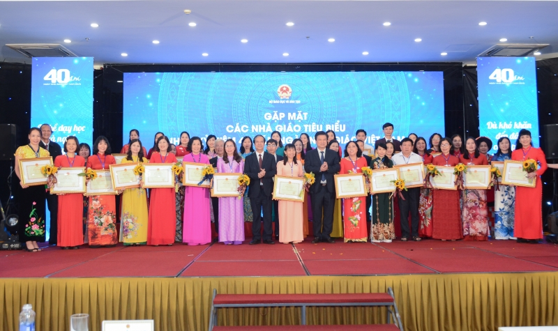 Bộ trưởng Nguyễn Kim Sơn gặp gỡ 400 nhà giáo tiêu biểu (18/11/2022)