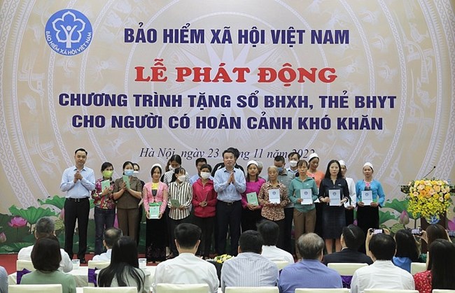 THỜI SỰ 18H CHIỀU 23/11/2022: Bảo hiểm xã hội phát động “Chương trình tặng sổ bảo hiểm xã hội, thẻ bảo hiểm y tế cho người có hoàn cảnh khó khăn” trên toàn quốc