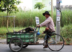 Người đàn ông tật nguyền ở Cần Thơ chuyên đi vá lành những ổ “gà” (11/10/2022)