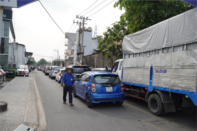 Ô tô xếp hàng dài chờ đăng kiểm tại TP.Hồ Chí Minh (28/12/2022)