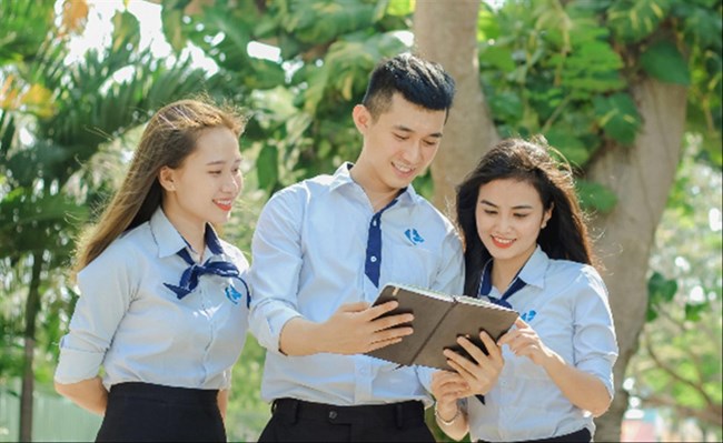 Sinh viên hào hứng đến trường học trực tiếp (14/2/2022)