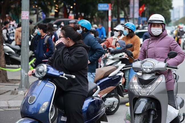 Hà Nội: Tiểu học không tổ chức bán trú, phụ huynh xoay sở đưa đón con (12/2/2022)