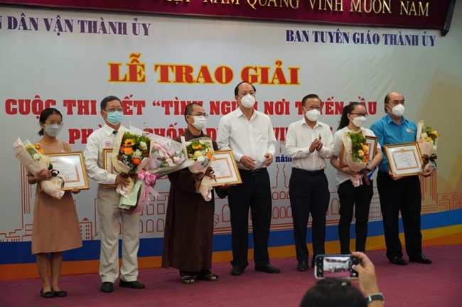 TP.Hồ Chí Minh trao giải cuộc thi viết “Tình người nơi tuyến đầu chống dịch COVID-19” (11/02/2022)