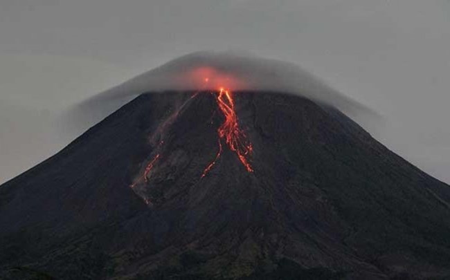 Indonesia: Núi lửa Merapi phun trào mây nóng xa 5 km, người dân sơ tán (10/03/2022)