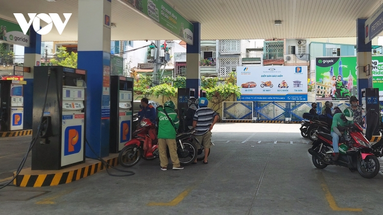 Đình chỉ, tước giấy phép kinh doanh nếu cố tình ngưng bán, bán nhỏ giọt xăng dầu (11/03/2022)