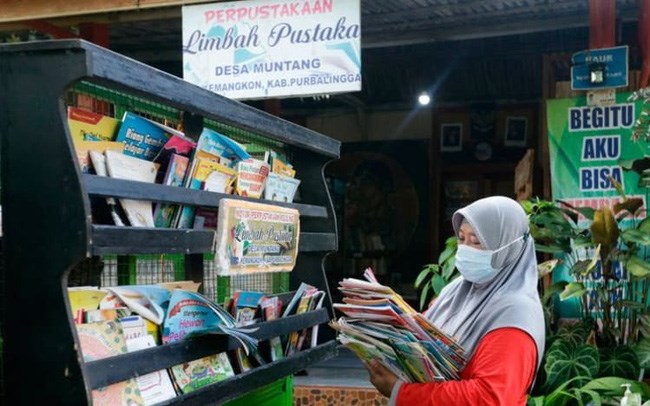 Indonesia: Đổi rác thải lấy đọc sách (17/3/2022)