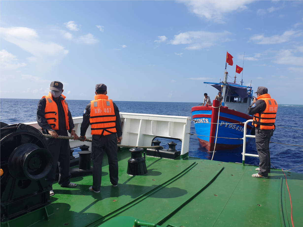 Chi đội Kiểm ngư số 4: Đồng hành, hỗ trợ ngư dân ngoài khơi xa (12/04/2022)