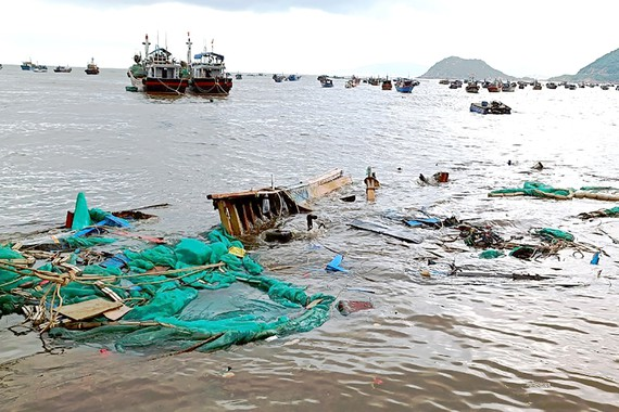 THỜI SỰ 21H30 ĐÊM 01/04/2022: Mưa lớn kèm theo dông lốc, gió giật mạnh ảnh hưởng đến đời sống và sản xuất của người dân các tỉnh miền Trung.