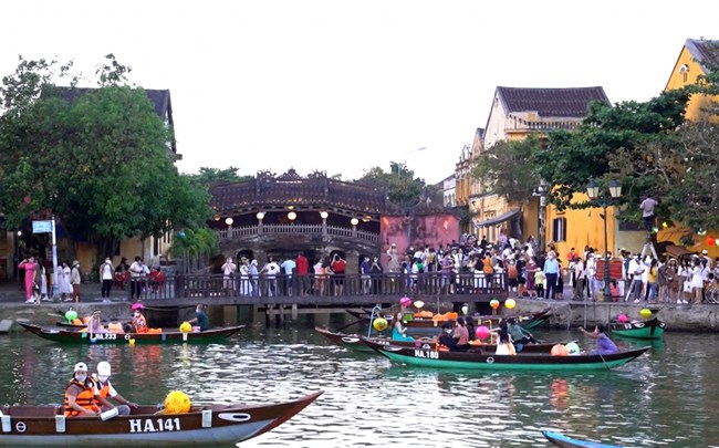 Phố cổ Hội An sôi động sau 1 tháng mở cửa (22/4/2022)