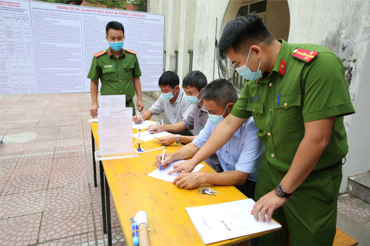 Hà Nội: Ngày đầu thực hiện đăng ký xe máy tại công an xã (23/5/2022)