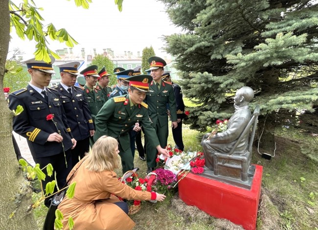 Lễ dâng hoa nhân kỷ niệm 132 năm ngày sinh Chủ tịch Hồ Chí Minh tại Liên bang Nga (19/05/2022)