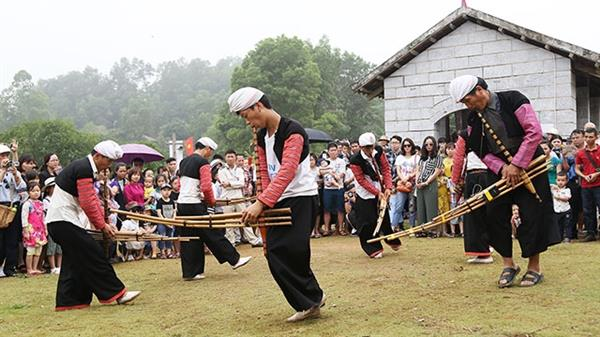 Bảo tồn, phát huy bản sắc văn hóa truyền thống trong phát triển du lịch (19/05/2022)