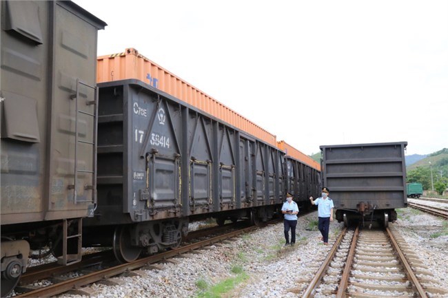 Khẩn trương khắc phục sự cố do mưa lớn trên tuyến đường sắt liên vận quốc tế Hà Nội - Đồng Đăng (12/5/2022)