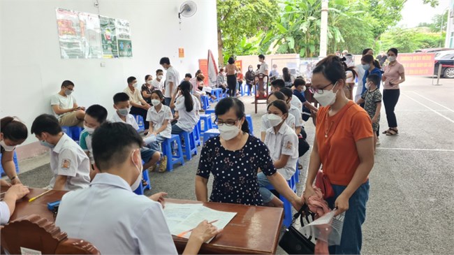 Thái Nguyên thu hút người dân đến tiêm vaccine Covid 19 bằng mô hình tiêm 24/7 (14/6/2022)