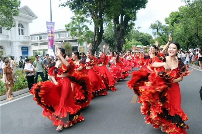 THỜI SỰ 21H30 ĐÊM 26/6/2022: Rực rỡ sắc màu văn hóa Lễ hội đường phố Festival Huế 2022