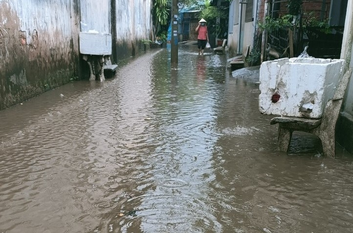Gần 100 hộ dân ở TP.Thủ Đức  khốn khổ vì con hẻm ngập nước quanh năm (23/6/2022)