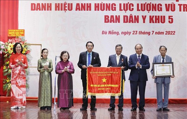 THỜI SỰ 12H TRƯA 23/7/2022: Chủ tịch nước Nguyễn Xuân Phúc trao tặng danh hiệu Anh hùng Lực lượng vũ trang nhân dân cho Ban Dân y Khu 5.