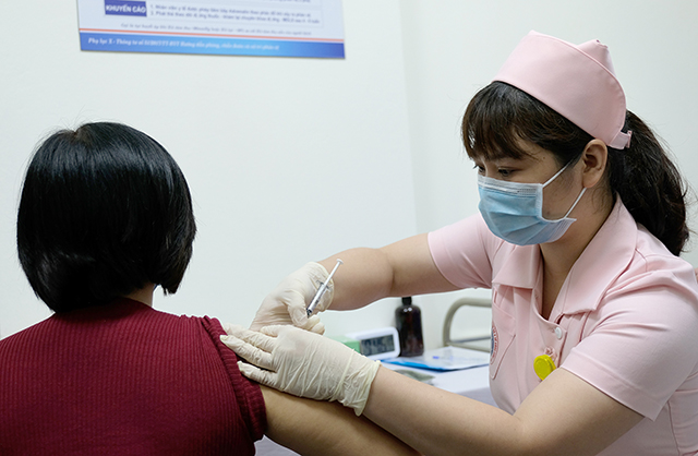 Bộ Y tế tiếp tục yêu cầu đẩy nhanh tiêm vaccine COVID-19 mũi 3 và 4 (11/07/2022)