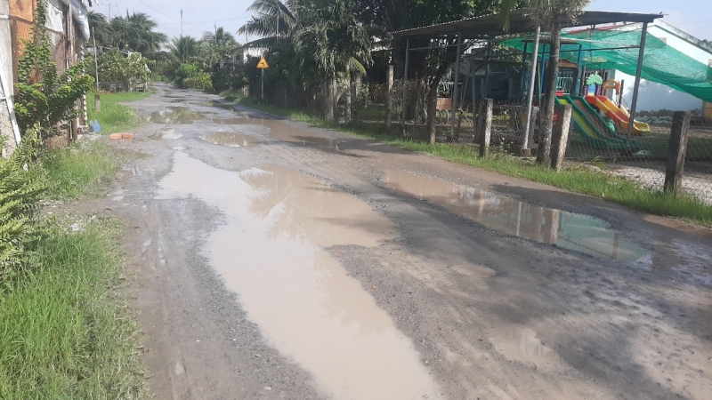 Người dân xã đảo Tam Hiệp (Bến Tre) khốn khổ phải đi lại trên tuyến đường đầy ổ gà, ổ voi (27/8/2022)