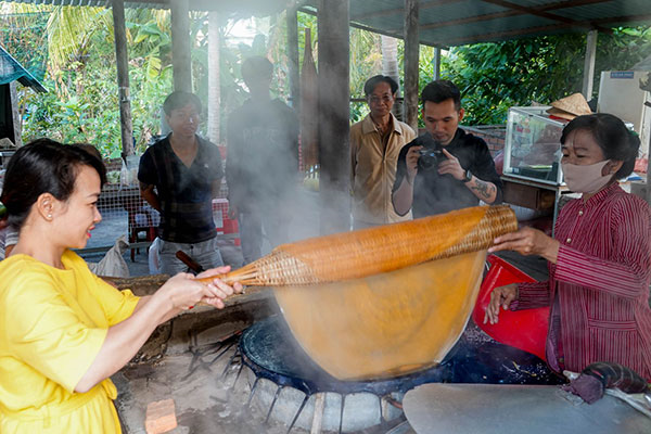 Lò sản xuất hủ tiếu sắc màu ở Cần Thơ – nuôi dưỡng tình yêu với nghề truyền thống (04/8/2022)