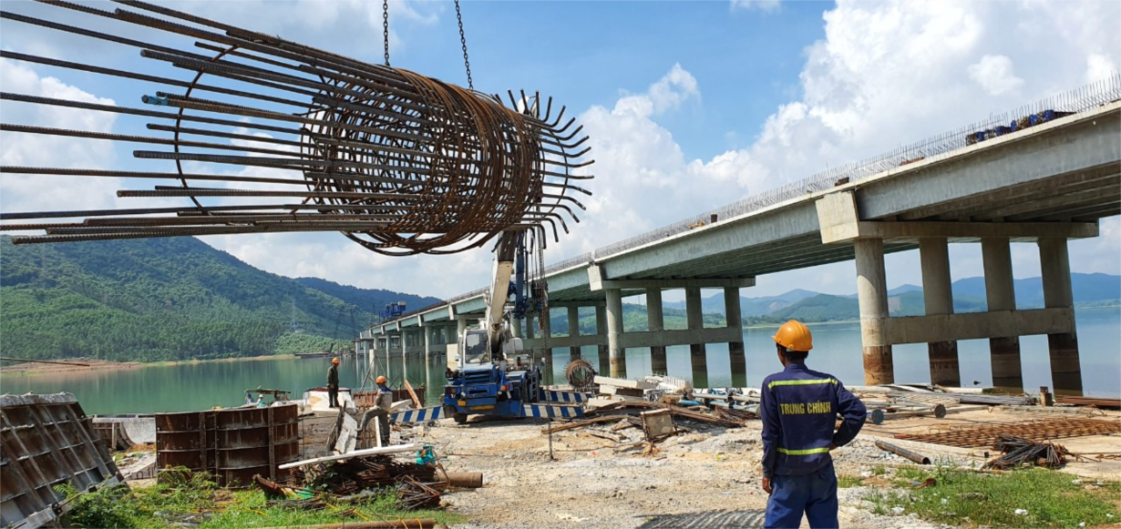 Đẩy nhanh tiến độ thi công cầu vượt hồ lớn nhất tuyến cao tốc Bắc - Nam (24/8/2022)