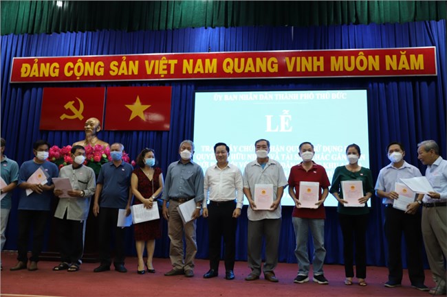 22 hộ dân ngoài ranh quy hoạch đô thị mới Thủ Thiêm nhận giấy chứng nhận quyền sử dụng đất (16/9/2022)