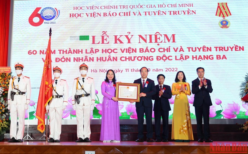 Học viện Báo chí và Tuyên truyền nhận Huân chương Độc lập hạng Ba nhân dịp 60 năm thành lập (11/9/2022)