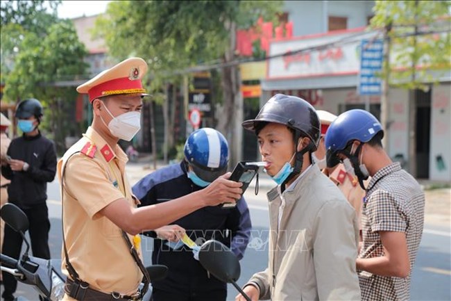 Cảnh sát giao thông sẽ tăng cường xử lý vi phạm nồng độ cồn dịp Tết Nguyên đán 2023 (21/1/2023)