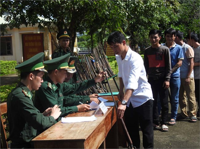 Biên phòng Kon Tum vận động người dân huyện Ia H’Drai giao nộp 73 súng tự chế (21/10/2023)