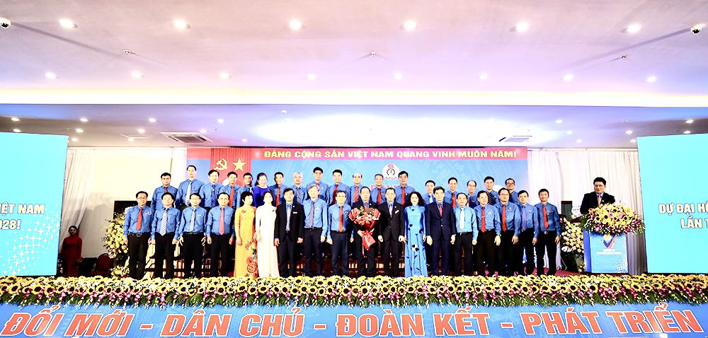 Công đoàn Điện lực Việt Nam hỗ trợ hơn 250,000 lượt đoàn viên, người lao động khó khăn (4/10/2023)