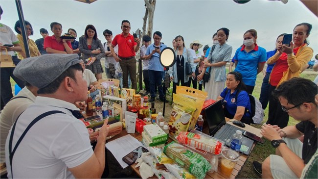 
Nông dân livestream Tiktok, hàng OCOP Cần Giờ “đắt như tôm tươi” (21/10/2023)